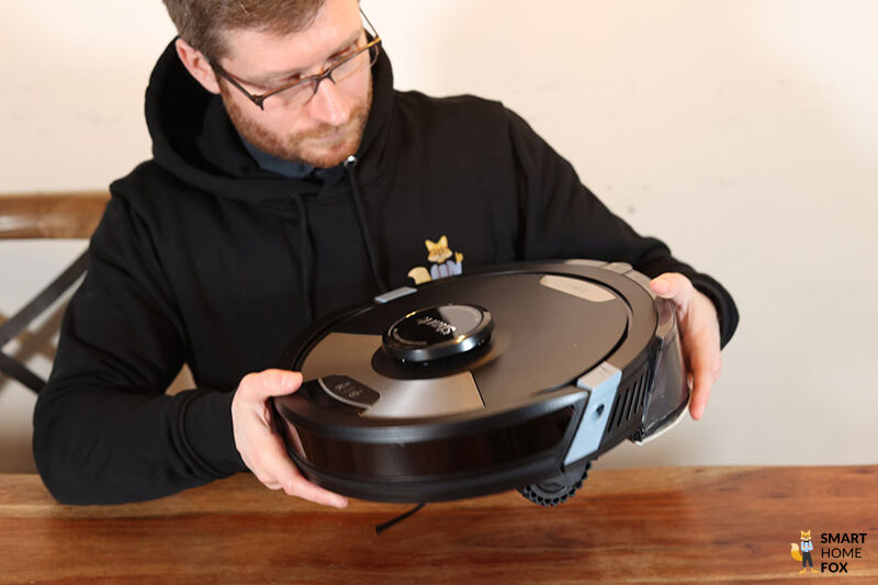 Shark Saugroboter wird in den Händen gehalten.